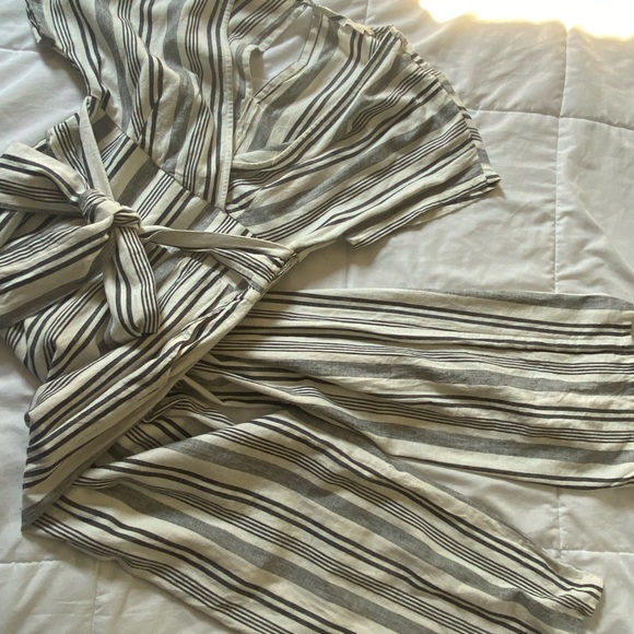 AMERICAN EAGLE WHITE/GREY FRONT TIE JUMPSUIT SIZE S - Picture 2 of 3